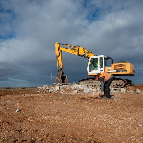 Échantillonnage du sol après enlèvement d'une dalle de béton dans la Crau. @ Hervé Ramone